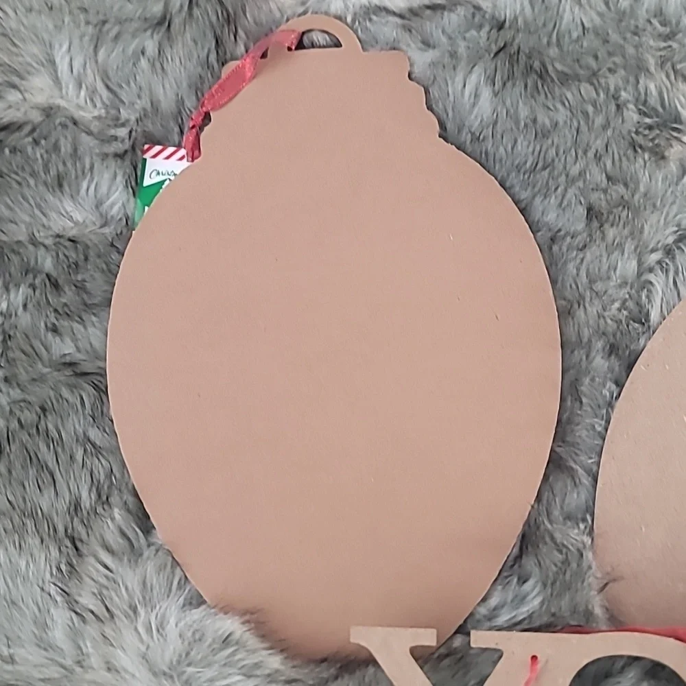 ✨3 for $15✨ Bundle sale –Festive Holiday Decor Set - Red, Green, White - Picture 8 of 11